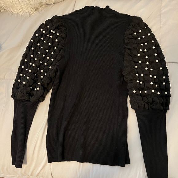 Stunning black sweater with puffy shoulders adorned with pearls - Picture 2 of 4